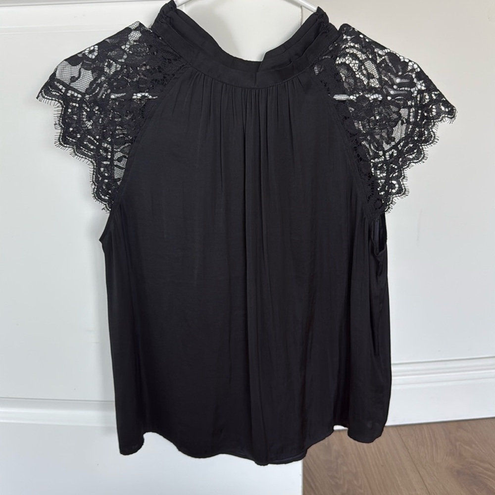 Women’s dress top
Mock neck w/ button to close in back
Lace sleeves
